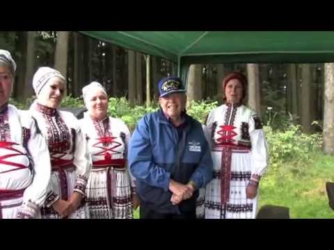 94 letý pilot  Chuck Childs mezi zpěvačkami na Vyškovci