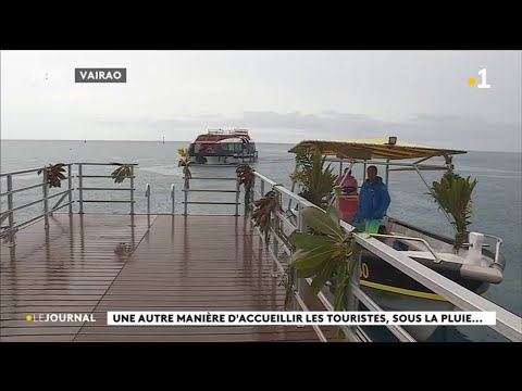 Accueil pluvieux, accueil heureux pour le Gauguin à Vairao