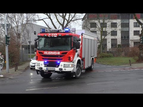 (Verkehrsunfall auf Autobahn) Rüstzug+ Löschzug Feuerwehr Duisburg