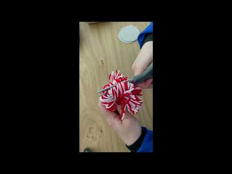 Easy fluffy Pompon Bommel selber machen DIY