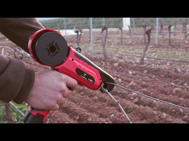 Vídeo relacionado con SAIYERUS Máquina para Atar Viñas,Máquina Eléctrica para Atar Ramas,Máquina para Atar Vides,Máquina Inalámbrica para Atar Viñas De Jardín con 3-8 Marchas Y Ajuste De Tensión,Diámetro De Atado De 25mm