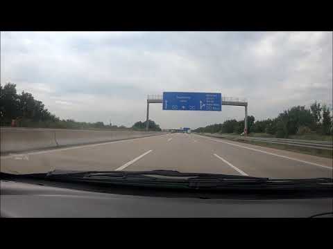 Flughafen Leipzig/Halle mit Flugzeug auf Brücke