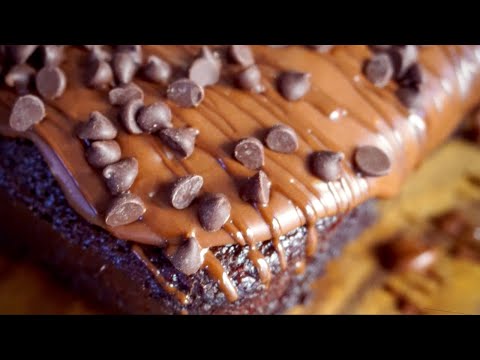 Easy TRIPLE CHOCOLATE CAKE Recipe! SO. Good. and VEGAN! 🍫🍫🍫