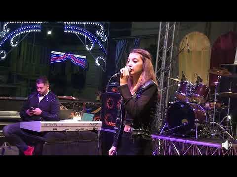 Anastasia D'ambrogio  con il brano  pe fa' pace