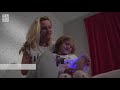 ZAZU Sleeptrainer: PAM Trailer NL ONTMOET Pam-Slaaptraining. De kleur van het licht vertelt je kindje wanneer het OK is om op te staan. Pam kleurt oranje wanneer het nog een half uurtje lange...