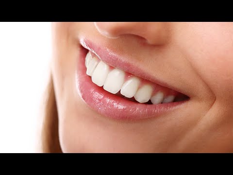شاهد بالفيديو.. مواد بسيطة تعطي نتائج رائعة.. 6 طرق لتبييض الاسنان بشكل فوري