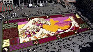 Bruselas presenta una alfombra floral gigante inspirada en una obra maestra de Hokusai