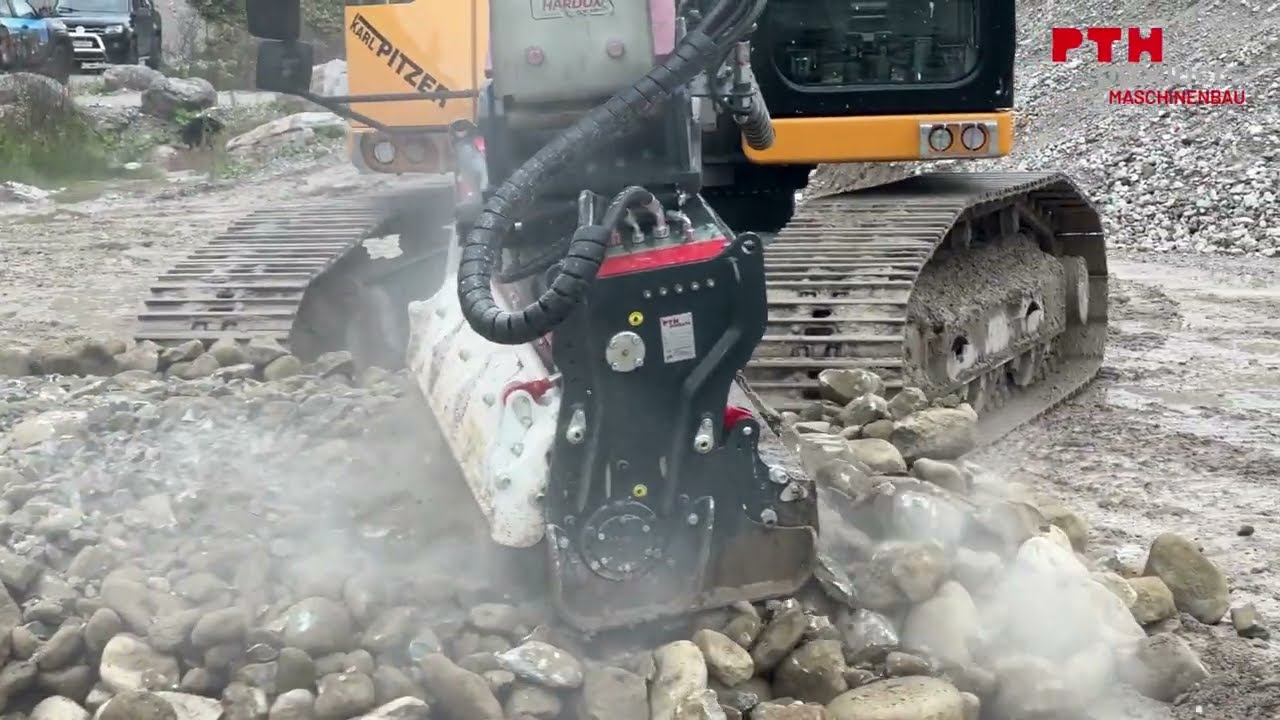 Casser des pierres avec une pelleteuse