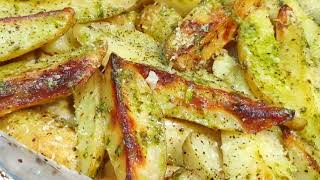 בקלי קלות- תפוחי-אדה בשום ועשבי תיבול (ליהי קרויץ - מטבח בקלי קלות) - התמונה מוצגת ישירות מתוך אתר האינטרנט יוטיוב. זכויות היוצרים בתמונה שייכות ליוצרה. קישור קרדיט למקור התוכן נמצא בתוך דף הסרטון