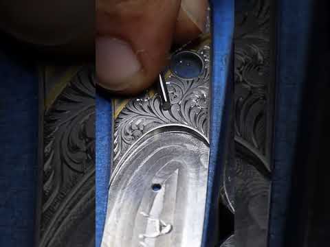 The final detail on this handengraved @williamhenry_studio folder. #engraving #handengraving  #knife