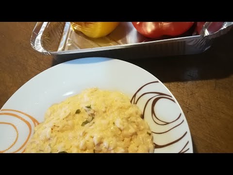 Risotto al tonno (in scatola) con la panna e peperoni ripieni.