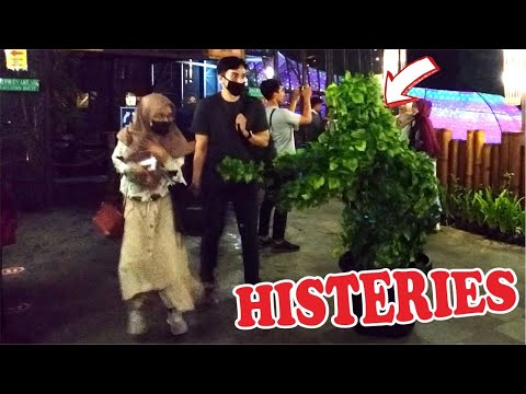 dusun-semilir-in-the-night-bushman-prank-prank-manusia-pohon