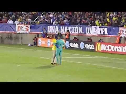 *Fan footage* Pitch invader posing with Ecuador's keeper @ U.S. vs Ecuador game, 10/10/14