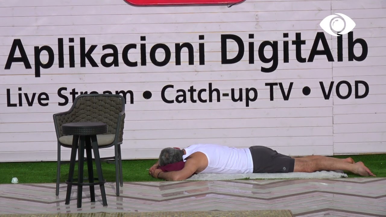 Qetsori merr rreze dielli në oborr