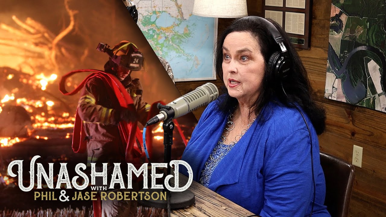 Ep 394 | Miss Kay Crashes the Podcast to Relive Christmas Memories & Jase Gets Stuck in a Parade