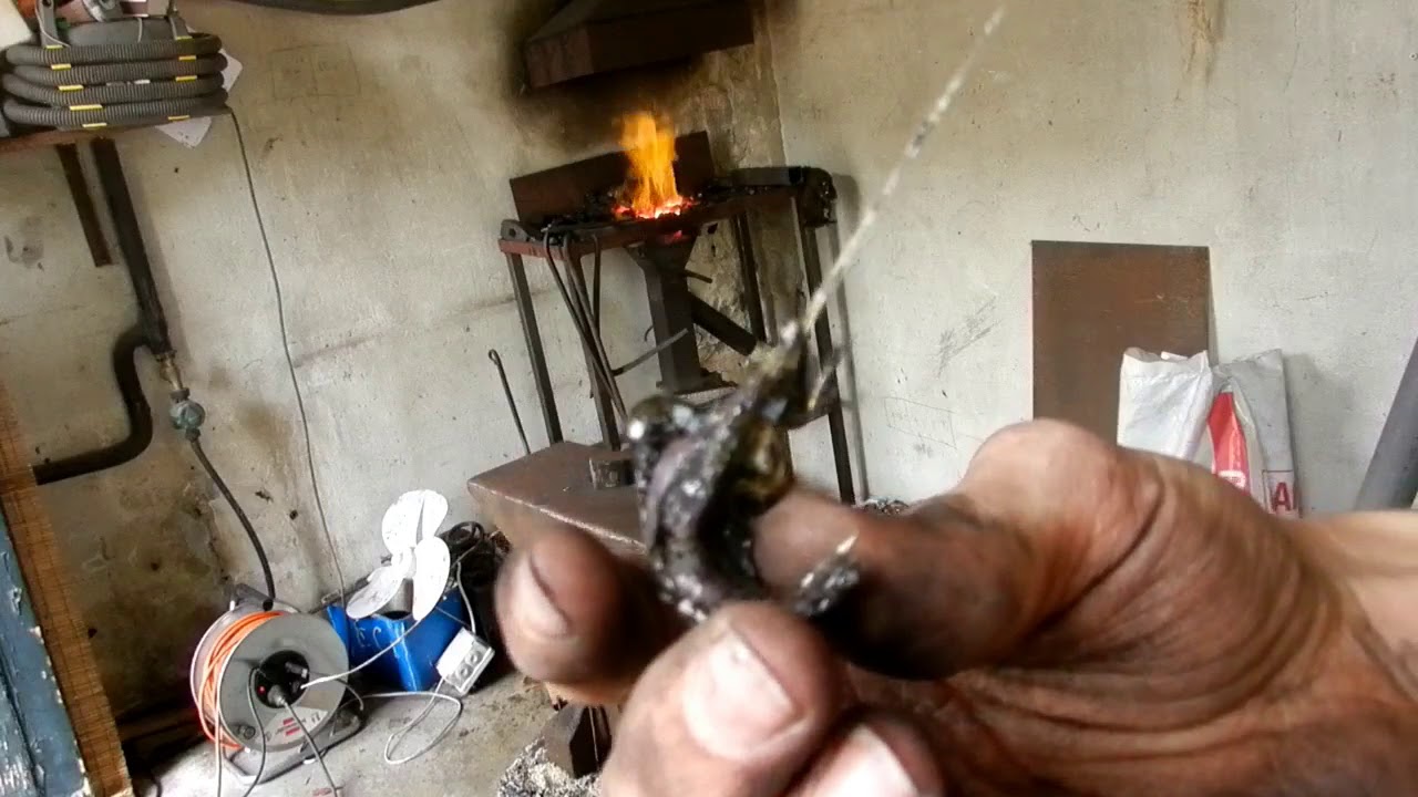 Forge d'une feuille + photo poignée de porte glycine sur fond de bonne musique