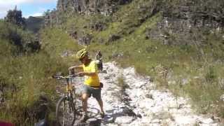 preview picture of video '[Serra da Canastra 2013]: Nosso guia motoqueiro subindo a montanha de pedras'