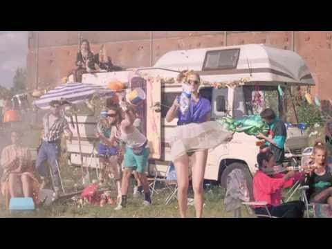 Von Wegen Lisbeth - Bitch (Offizielles Musikvideo)