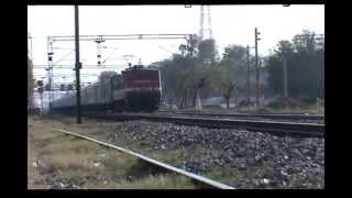 preview picture of video 'Mumbai Duronto meets Goa Express at Asaoti.'