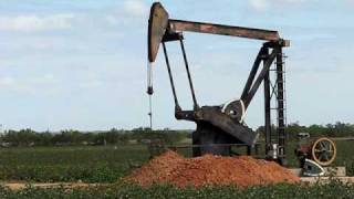 preview picture of video 'Oil Well Along Interstate 20 In West Texas'