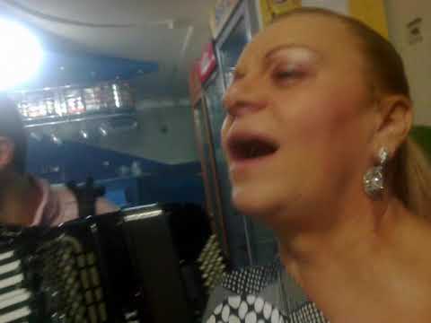 Lila Mladenović - pevanje za stolom