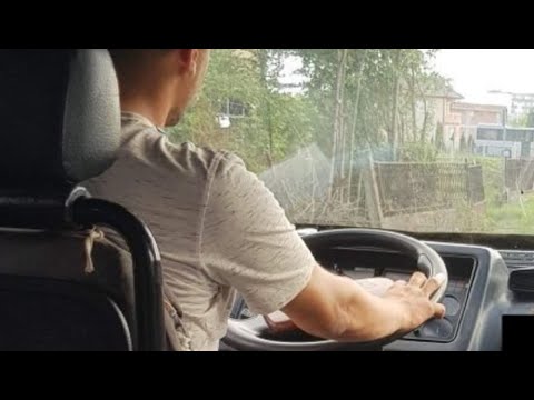 Shoferi i autobusit humb jeten ne timon dhe perplaset me muret e shtepis diten e sotme