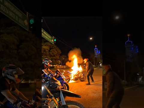 MT09 se enciende completamente en pleno recorrido #mt09 #yamahamt09 #fuego #llamas #bikers #fire