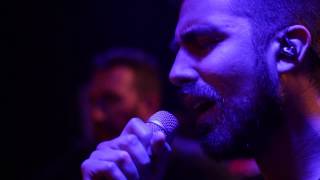 LO QUE NOS SALVA - Voy a Seguir de Pie