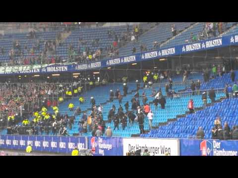 HSV Ultras stürmen den Werder Block