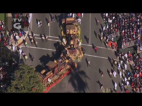 Florists floats catches fire in Rose Parade