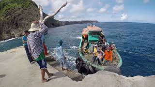 preview picture of video 'Dingkla: Batanes Tour 2018 - Itbayat Port (off loading)'