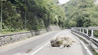 La strada della Val Serina in balìa dei massi: il video dell'ultimo crollo