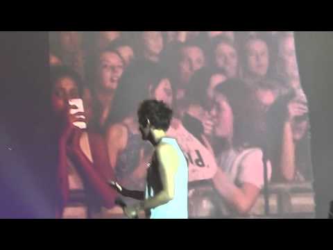 Liam and Louis accidently kiss - plus louis being cute af