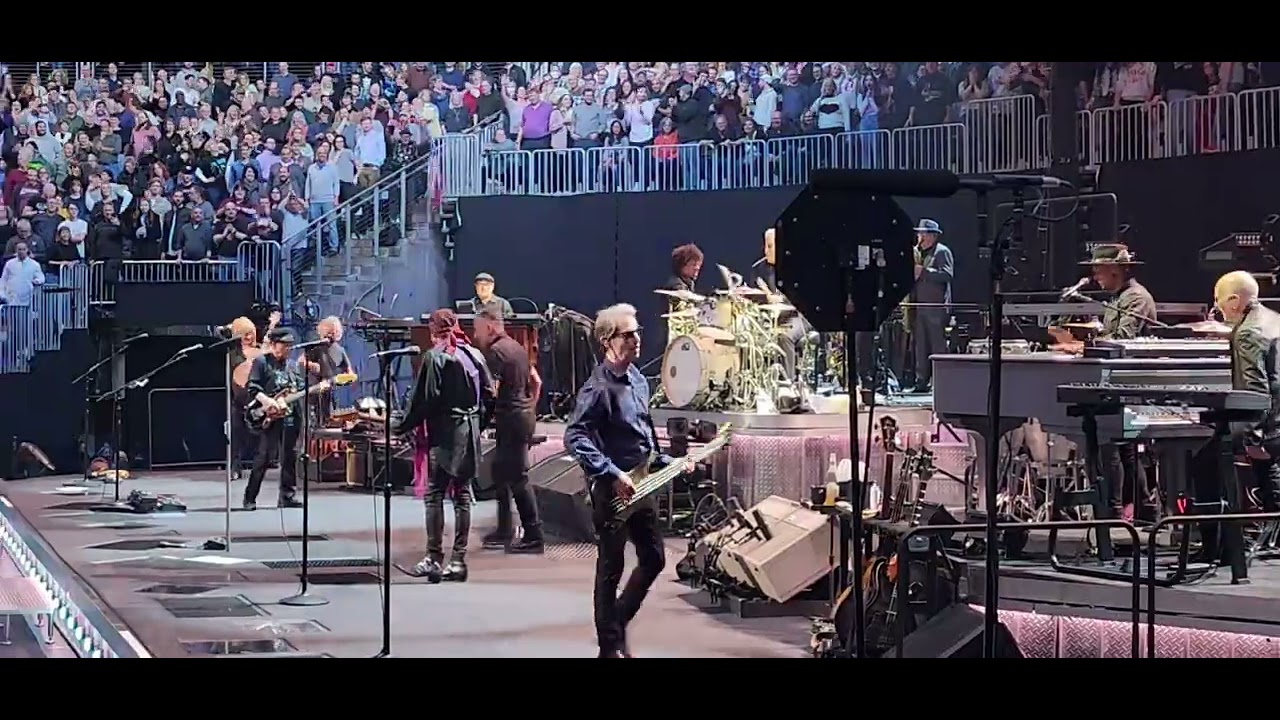 Bruce Springsteen throws guitar, hits guitar tech in head Atlanta 2/3/2023 - YouTube