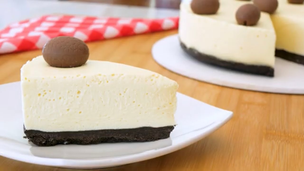 Cheesecake de chocolate blanco con huevitos de chocolate para pascua
