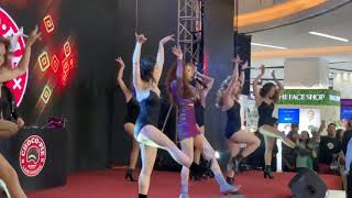 Bích Phương trình diễn Chị Ngả Em Nâng