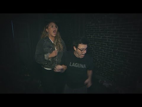 クリッシー・テイゲン＆平均的なアンディはお化け屋敷を通過する (Chrissy Teigen & Average Andy Go Through a Haunted House)