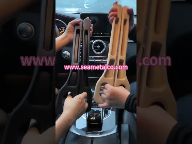 Vídeo relacionado con HADAVAKA 2 Pc Multifunctional Car Seat Gap Filler, Universal Gap Filler Pad with Phone Holder, Seat Clip Seam Leak Stopper Storage Strip Interior Accessories, For Car SUV Truck Seat (Red)