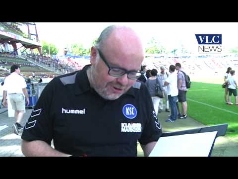 Politscope - El speaker del Karlsruher dedica un 'Amunt Valencia!' a los aficionados