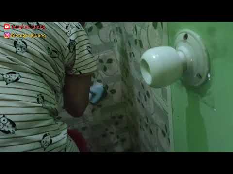 Mama Cantik Berisihin Toilet