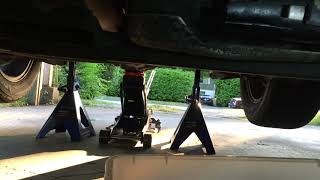 Install a fuel filter on GMC Canyon trucks. Gasoline filter replacement. Torque settings for bolts.