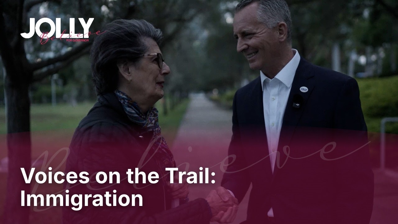 David Jolly conversa con una constituyente cubanoamericana en el parque Maurice Ferré de Miami sobre inmigración