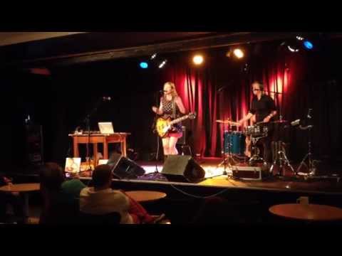 FRAUENPERSPEKTIVEN 2015. BERNADETTE LA HENGST. "I do care. I love it"