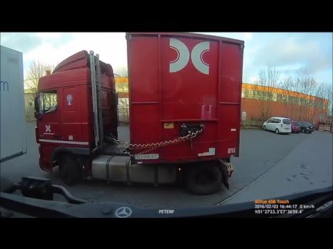 Oostblok chauffeur maakt rare draai onnodig wagen Wim Boeman Haaks draaien Pool bulgaar witte plaat