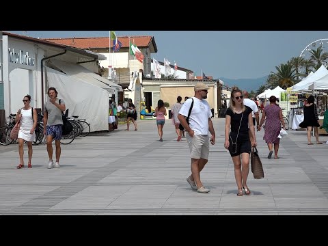 Lido di Camaiore, prima domenica di agosto tra mare e shopping