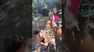 Diversão na cachoeira