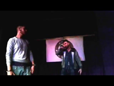 Hassza  tolja a rappet háttérben Chris Cruz ..