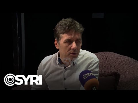 Shfaqja  ‘Të zhveshur, por bashkë’,  aktori Leonard Bombaj rrëfehet për Syri Tv
