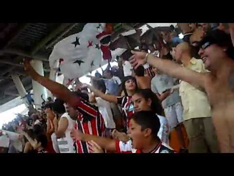 "Chacarita-River en La Plata. Entra la Famosa Banda." Barra: La Famosa Banda de San Martin • Club: Chacarita Juniors