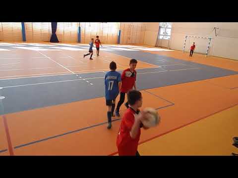 Mecz o pierwsze miejsce pomiędzy czerwonymi a niebieskimi z Młodych Orłów Halinów